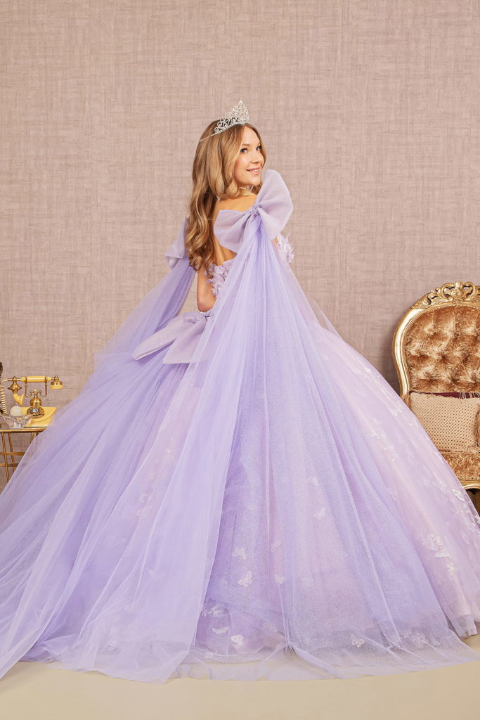Vestido de quinceañera con brillo joya, capa larga de malla y cintas