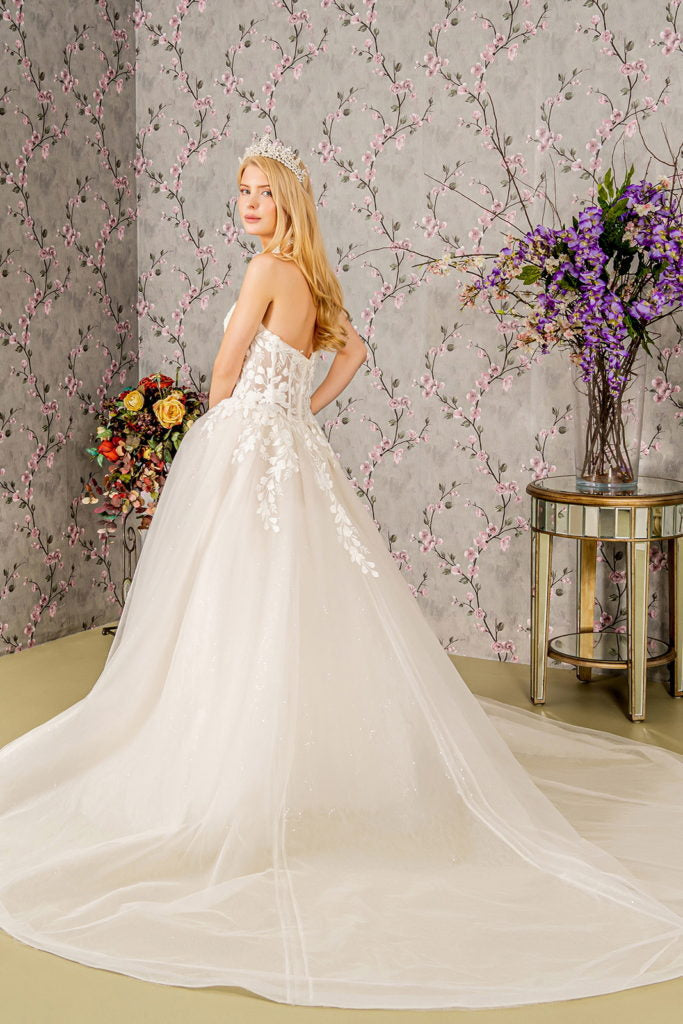 Vestido de fiesta de malla con corpiño transparente, sin tirantes y con cuentas de lentejuelas