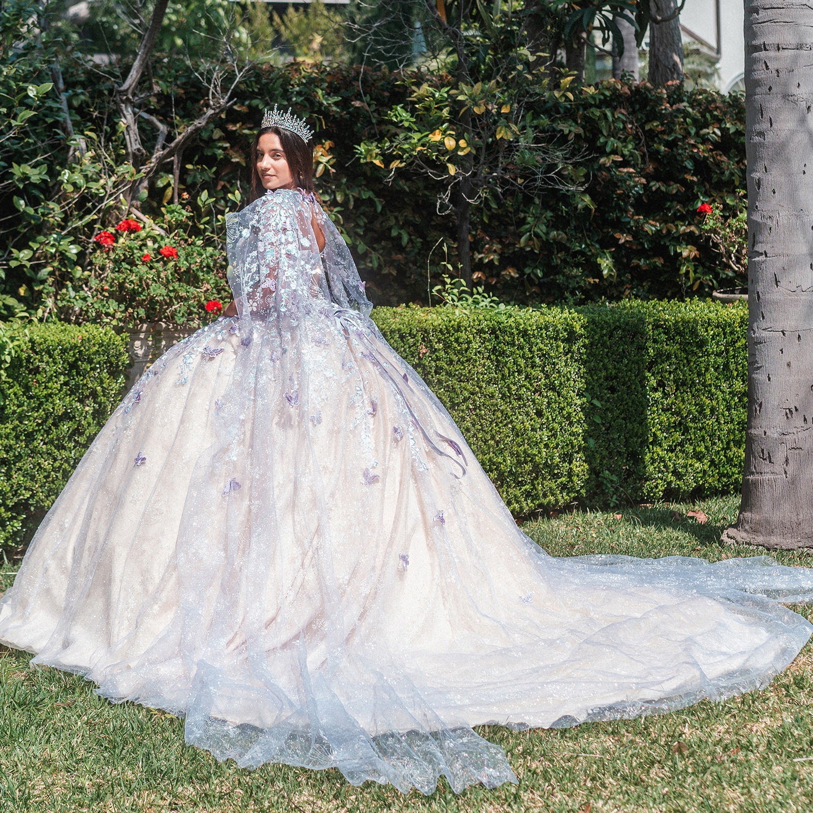 Vestido de quinceañera con estampado floral brillante, apliques de mariposas en 3D y malla, con capa de malla desmontable 