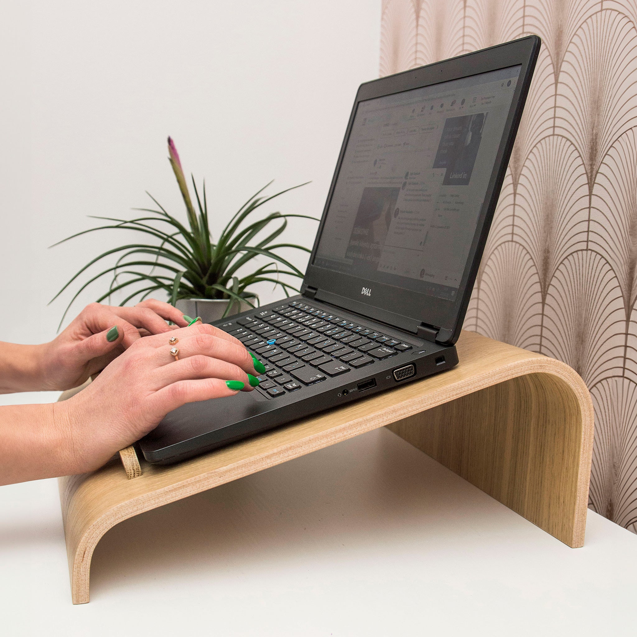 Soporte de madera para portátil con ventilación